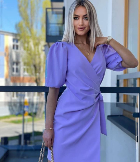 Elegancka sukienka kopertowa z krótkimi, bufkowymi rękawami purple