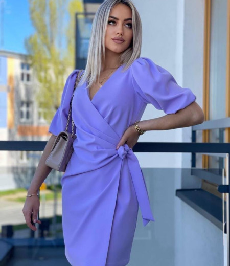Elegancka sukienka kopertowa z krótkimi, bufkowymi rękawami purple 1